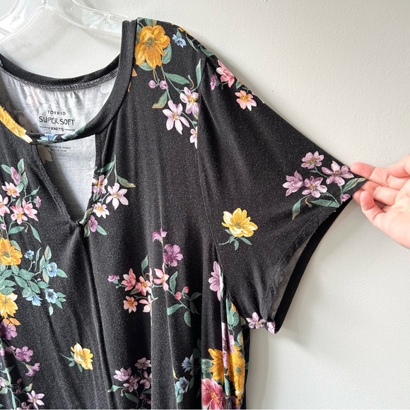 Torrid crop top super soft floral black - Picture 3 of 8